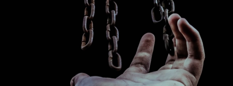 Hand catching links of a chain